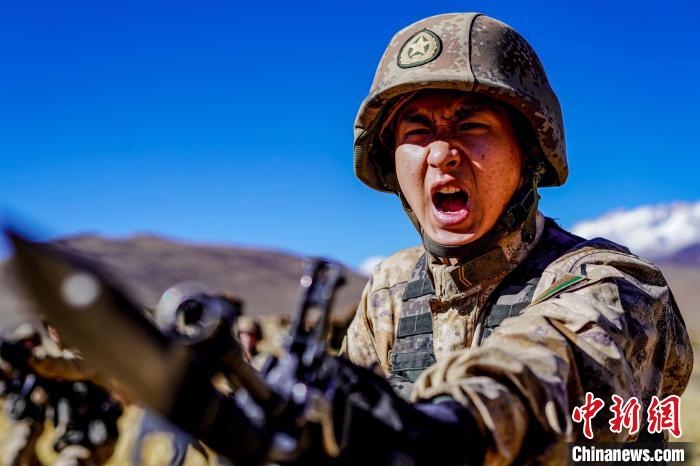 官兵正在進行刺殺操訓(xùn)練?！∥鞑厣侥宪姺謪^(qū)某團供圖