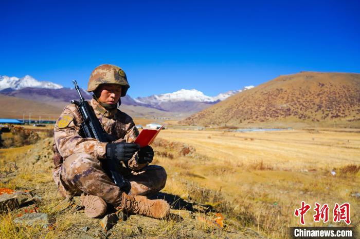 戰(zhàn)士正在品讀該團制作下發(fā)的二十大報告內(nèi)容匯編“口袋書” ?！∥鞑厣侥宪姺謪^(qū)某團供圖