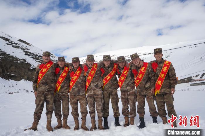 退伍老兵合照留念?！∥鞑厣侥宪姺謪^(qū)某團(tuán)供圖