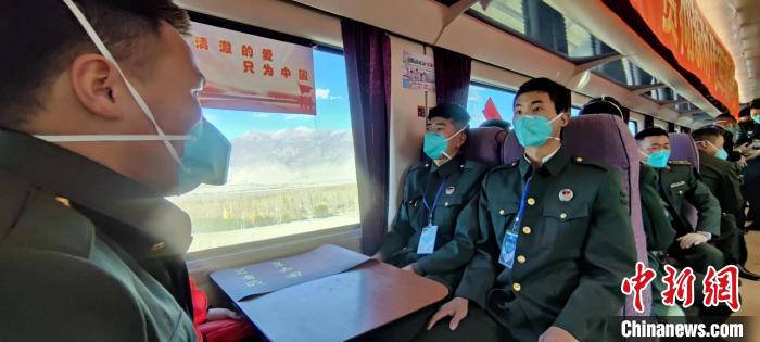 退伍老兵乘坐在退伍專列?！∥鞑厣侥宪姺謪^(qū)某團(tuán)供圖