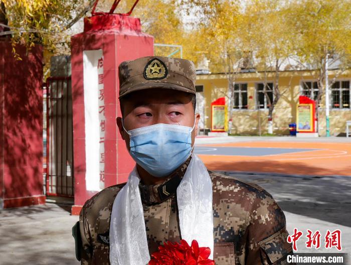 圖為什布奇邊防連退伍老兵臨別前再看一眼連隊(duì)?！詵| 攝