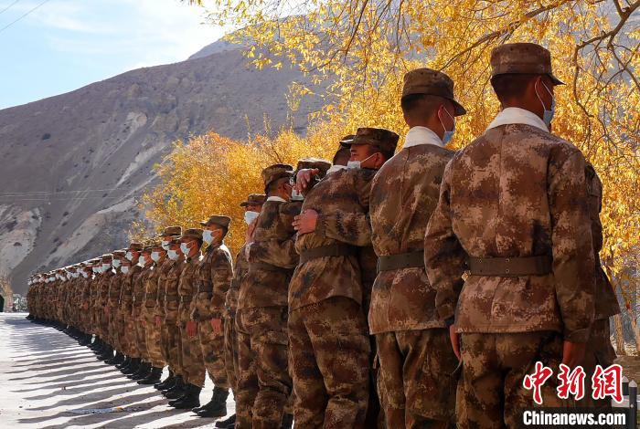 圖為什布奇邊防連退伍老兵與戰(zhàn)友相擁而泣，依依惜別。　徐昌成 攝