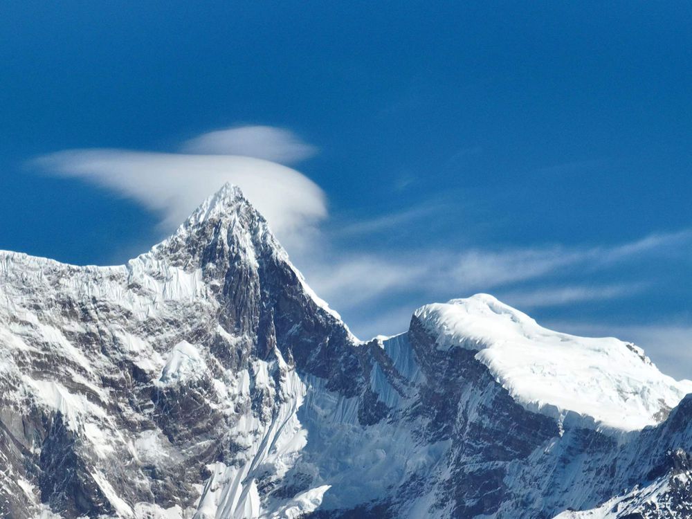 雅魯藏布江遠處的雪山風光。