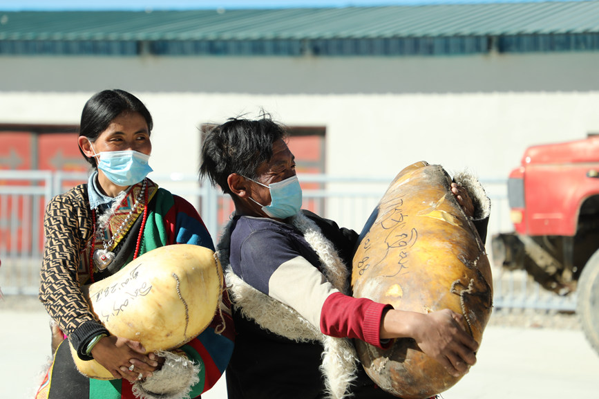 茶措村牧區(qū)改革合作社酥油分紅現(xiàn)場。索朗仁青 攝