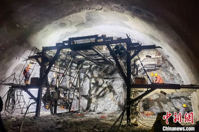 資料圖為隧道施工掘進過程中?！∥鞑刈灾螀^(qū)交通運輸廳 供圖