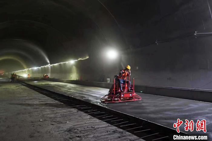 圖為隧道施工現(xiàn)場?！∥鞑刈灾螀^(qū)交通運輸廳 供圖