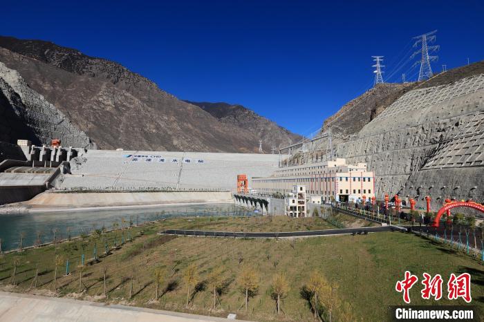 圖為金沙江上游蘇洼龍水電站?！⊥趵?攝