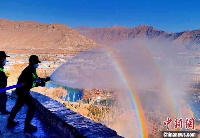 12月6日，布達(dá)拉宮消防救援大隊(duì)在布達(dá)拉宮山體林草區(qū)域開展?jié)窕ぷ?。　劉?攝