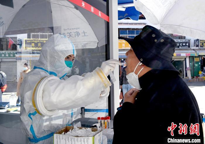 12月7日，拉薩市民正在進(jìn)行核酸檢測(cè)?！±盍?攝