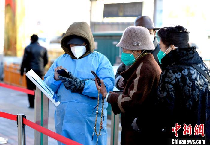 12月7日，拉薩市民掃碼進(jìn)入銀行辦理業(yè)務(wù)。　李林 攝