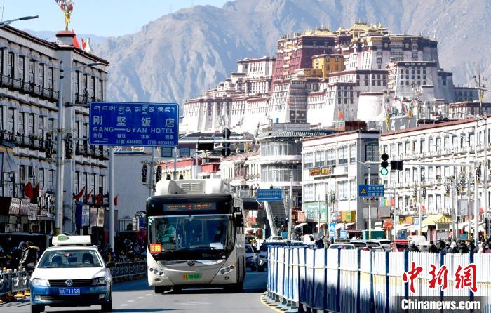12月7日，一輛公交車(chē)從拉薩市城關(guān)區(qū)北京東路駛過(guò)?！±盍?攝