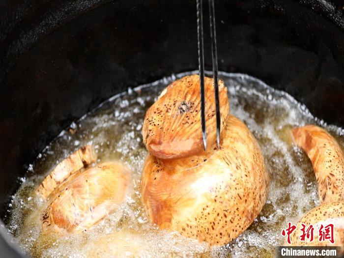 圖為已成型的木碗?！?鄧海平 攝