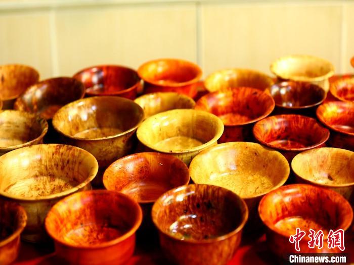 圖為木碗成品。　 鄧巴 　攝