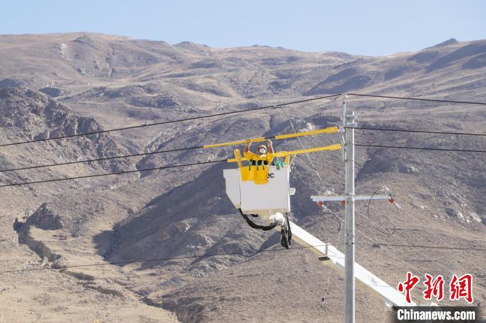 圖為11月9日，國網(wǎng)山南供電公司工作人員進行搭火工作?！「裆?攝