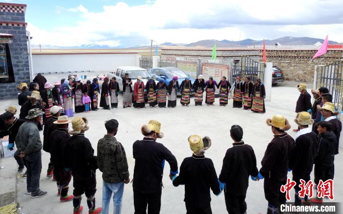 圖為普瑪江塘鄉(xiāng)民眾載歌載舞?！±丝ㄗ涌h網(wǎng)信辦供圖