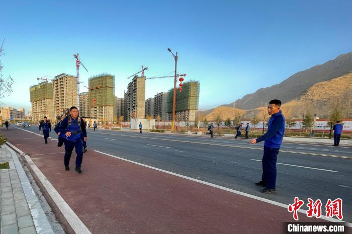 負(fù)重5公里體能訓(xùn)練?！∥鞑厣窒揽傟犔厍诖箨?供圖