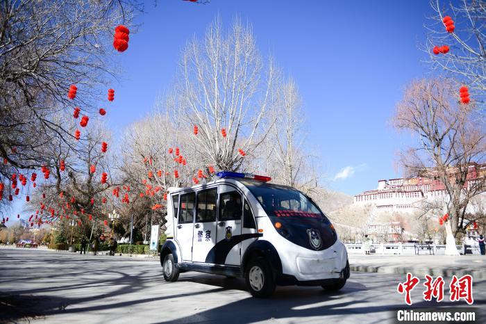 圖為1月23日，布達(dá)拉宮廣場(chǎng)派出所民警正在巡邏?！∝暩聛?lái)松 攝