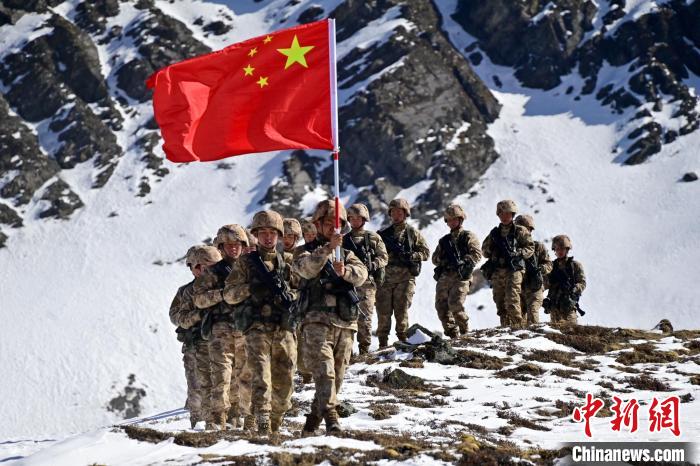 官兵們?cè)谘策呁局??！≡裢?攝