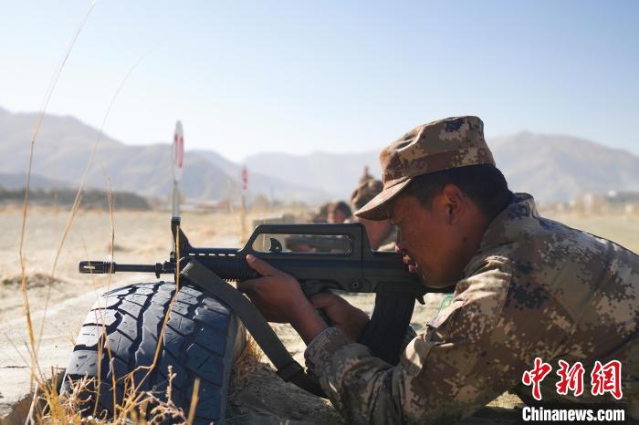 參賽民兵在進(jìn)行瞄準(zhǔn)?！敲衫?攝