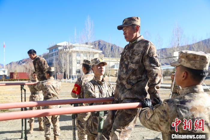 雙杠臂屈伸項(xiàng)目競(jìng)賽現(xiàn)場(chǎng)。　吳蒙昆 攝