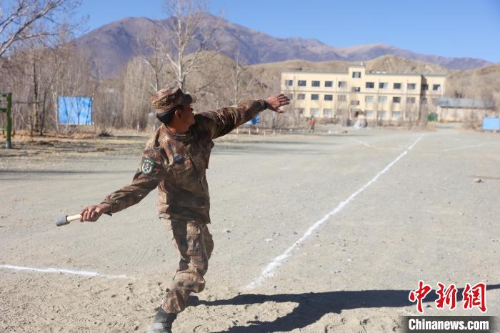 手榴彈投遠(yuǎn)比武競(jìng)賽現(xiàn)場(chǎng)?！敲衫?攝