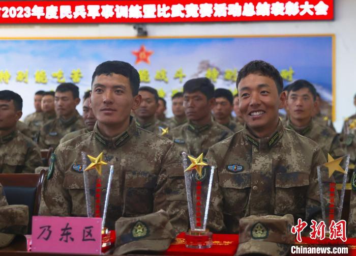 表彰大會(huì)上，獲獎(jiǎng)選手開心瞬間?！敲衫?攝