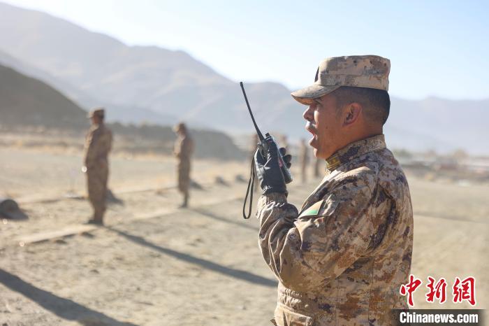 裁判員羅布次仁下達(dá)“臥姿裝子彈”口令?！敲衫?攝