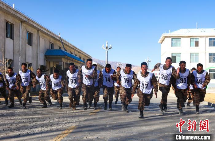 3000米開賽，選手們奮勇爭(zhēng)先?！敲衫?攝