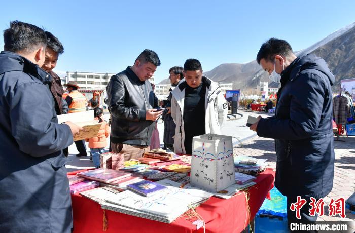 圖為展銷會現場?！∝暩聛硭?攝