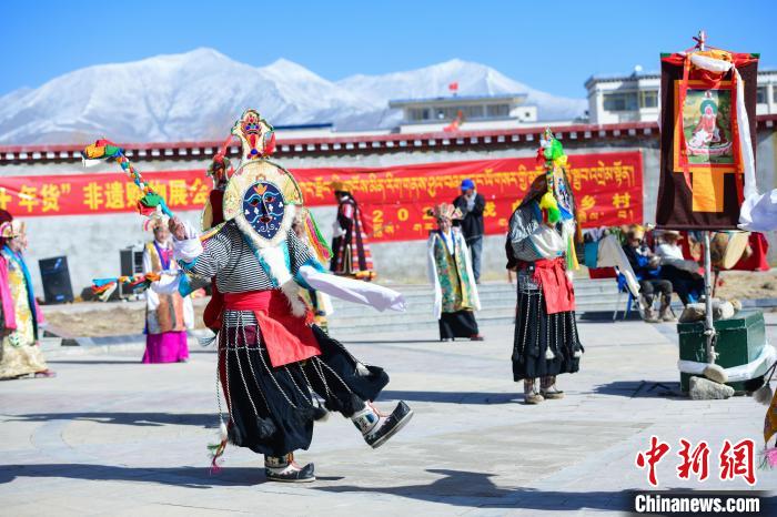圖為藏戲非遺展演現場。　貢嘎來松 攝