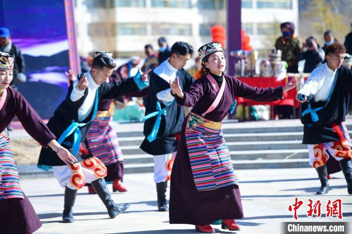 圖為藝術團表演“扎西果諧”?！∝暩聛硭?攝
