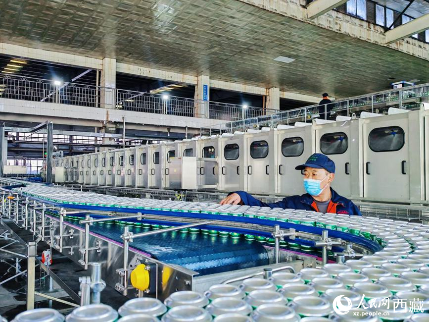 技術(shù)人員在生產(chǎn)線上檢查產(chǎn)品。人民網(wǎng) 李海霞攝