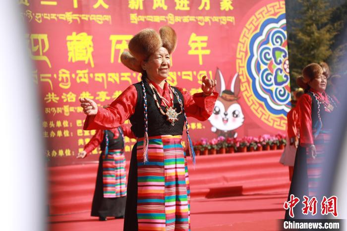 圖為藏歷新年活動現(xiàn)場?！埩?攝