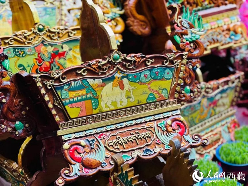 年貨市場(chǎng)上的切瑪盒（切瑪盒是藏歷新年吉祥物，是在精制斗型木盒中用隔板分開(kāi)，分別盛入炒麥粒和糌粑，插上仔卓，象征著人壽年豐、吉祥如意）。人民網(wǎng) 次仁羅布攝
