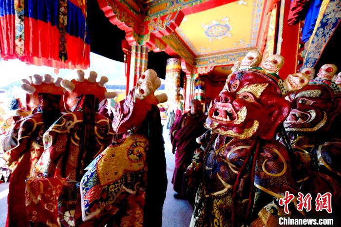 2月19日，楚布寺僧人們佩戴面具準(zhǔn)備參加跳神活動(dòng)。　李林 攝