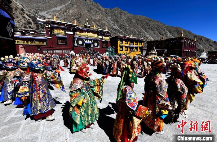 2月19日，楚布寺僧人們佩戴面具參加跳神活動(dòng)?！±盍?攝