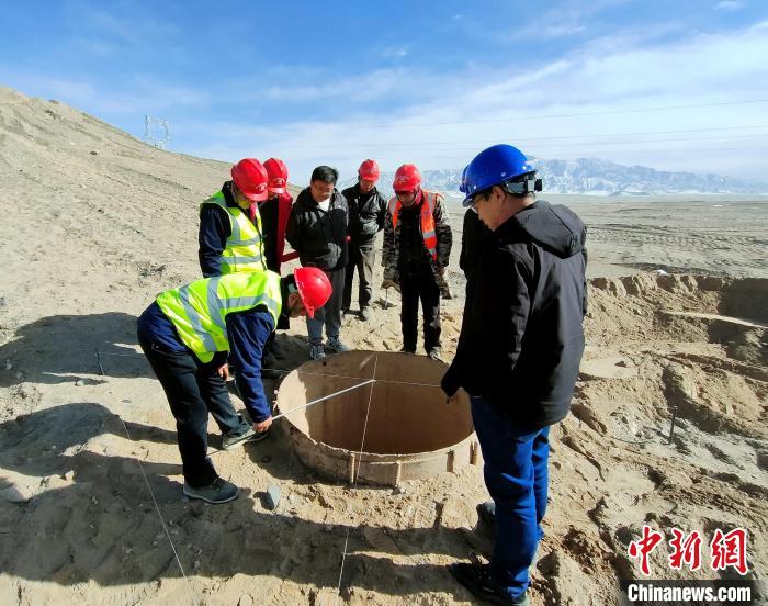 圖為施工人員檢查樁基護(hù)筒中心位置?！⒁婧?攝