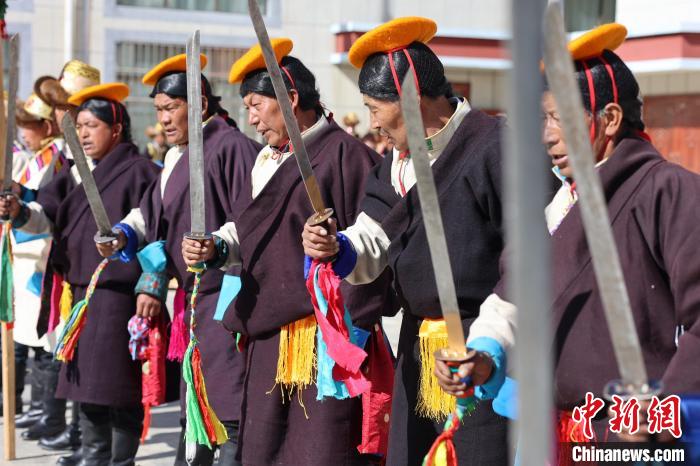 圖為藝人們手持藏刀表演加麻百·甲江?！愔闈扇?攝