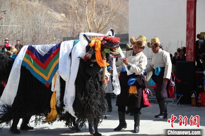 圖為民間藝人表演加麻百·甲江?！愔闈扇?攝