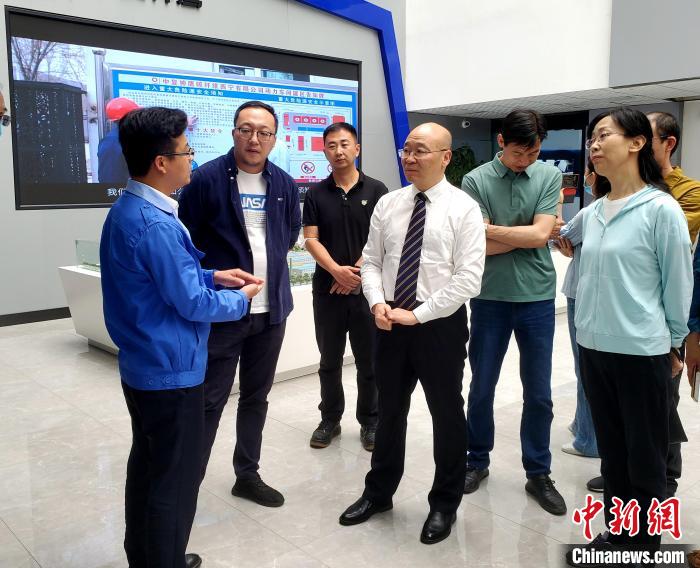 圖為全國政協(xié)委員、農工黨青海省委主委王昆(中)在企業(yè)調研?！」鶟M福 供圖