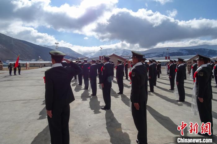 雪山下，退役士兵向軍旗敬軍禮?！±顚W(xué)文 攝