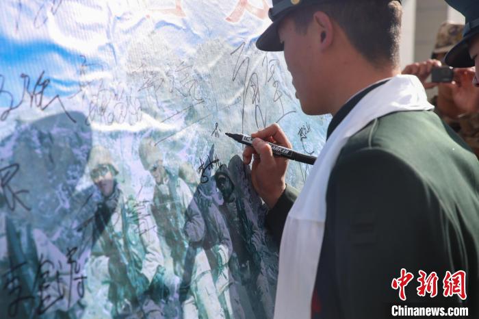 退役士兵簽名留念?！⒖≥x 攝