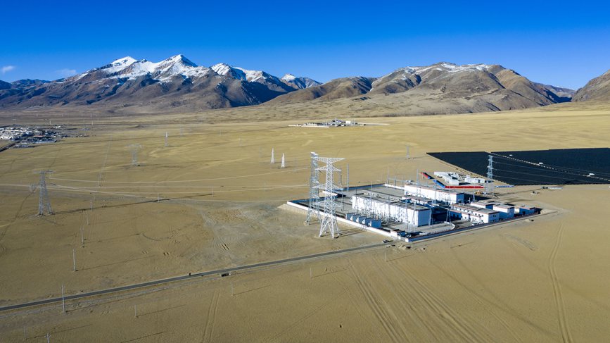 位于海拔4700多米的阿里聯(lián)網(wǎng)工程霍爾變電站。