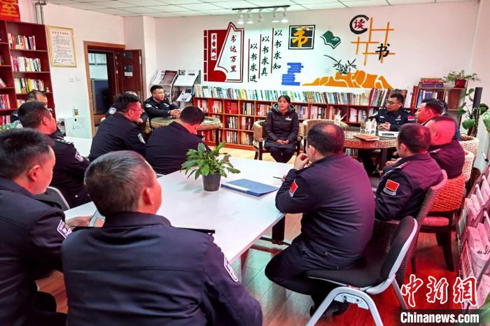 圖為亞?wèn)|出入境邊防檢查站民警與銀行業(yè)務(wù)人員進(jìn)行金融知識(shí)深入交流?!『?攝