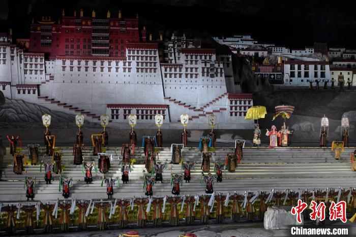 3月17日，西藏拉薩，《文成公主》大型史詩(shī)劇演出現(xiàn)場(chǎng)?！±盍?攝