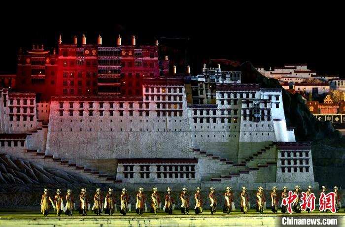 3月17日，西藏拉薩，《文成公主》大型史詩(shī)劇演出現(xiàn)場(chǎng)。　李林 攝