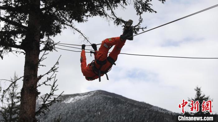 正在進(jìn)行橫渡訓(xùn)練。　西繞拉翁 攝