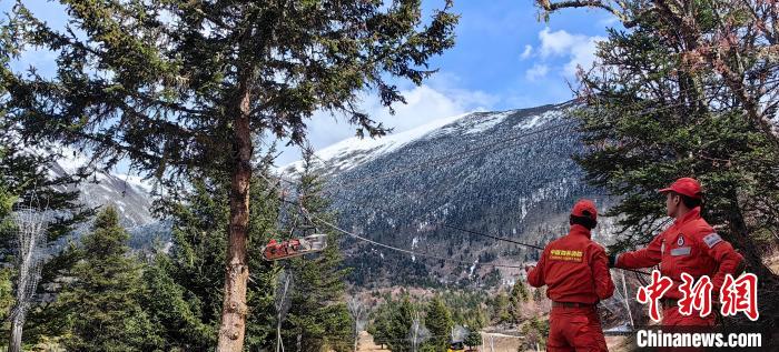 正在進(jìn)行斜向救援?！∥骼@拉翁 攝