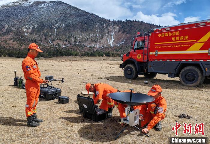 正在進(jìn)行通信通聯(lián)訓(xùn)練?！∥骼@拉翁 攝