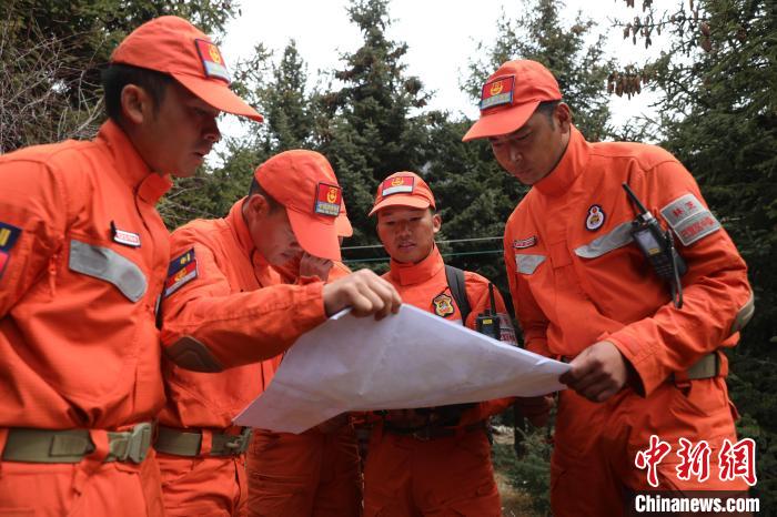 指戰(zhàn)員正在進(jìn)行地形勘察。　西繞拉翁 攝